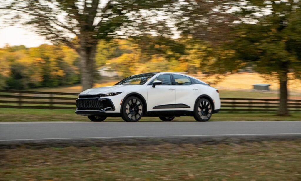 Toyota Crown del 2023, un sedán con un excelente confort de marcha