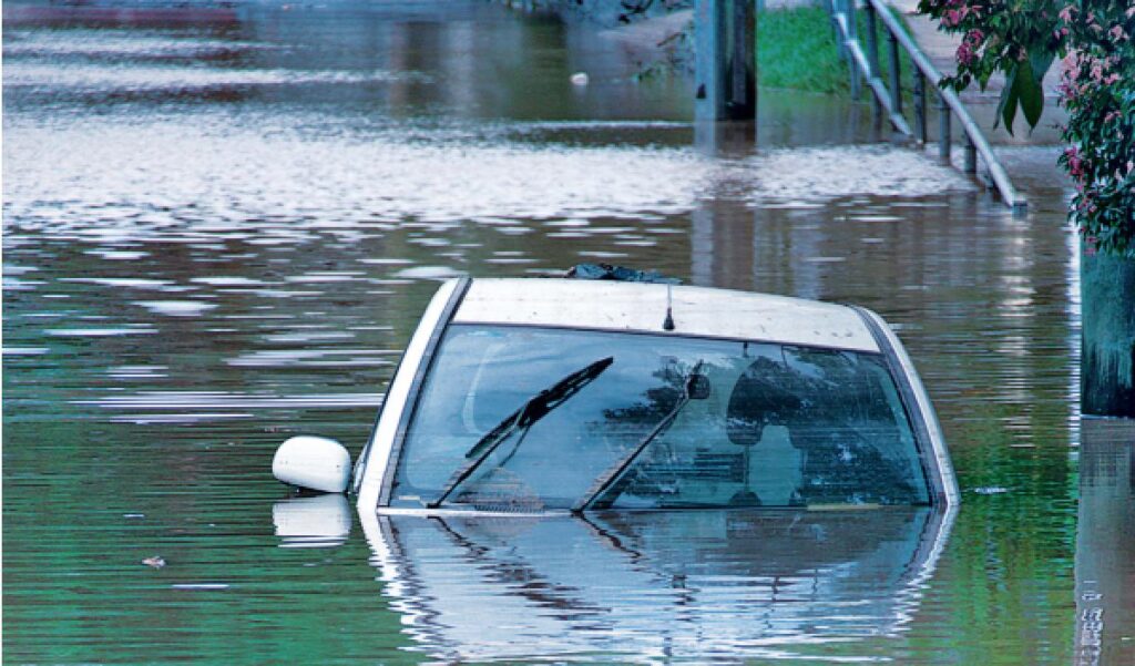 ¿Cómo identificar un auto dañado por las inundaciones y por qué debes evitarlo?