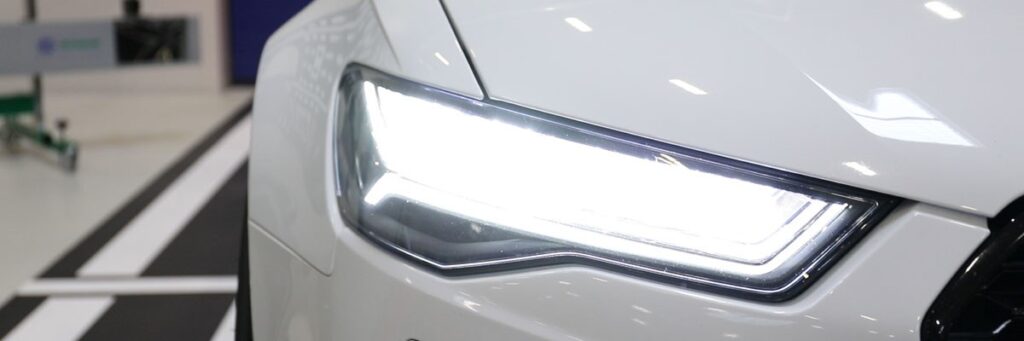 ¿Cuáles son los autos del 2025 con el sistema de faros LED matriciales más avanzado para conducción nocturna?